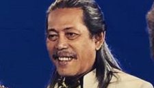 Acil Bimbo di panggung Bimbo, mengukir harmoni musik yang abadi di hati penikmatnya. (Instagram.com @triobimboofficial)

