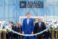 CEO dan Chair Analog Devices, Vincent Roche (kiri), bersama Managing Director Analog Devices Thailand, Wirat Sri-amonkitkul (kanan), saat seremoni pemotongan pita yang menandai pembukaan fasilitas manufaktur canggih terbaru ADI di Thailand.